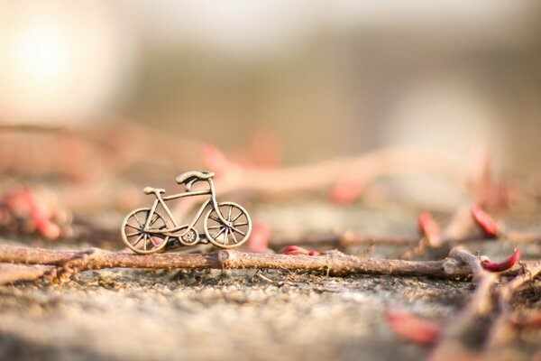 Pequeña bicicleta de juguete en un palo