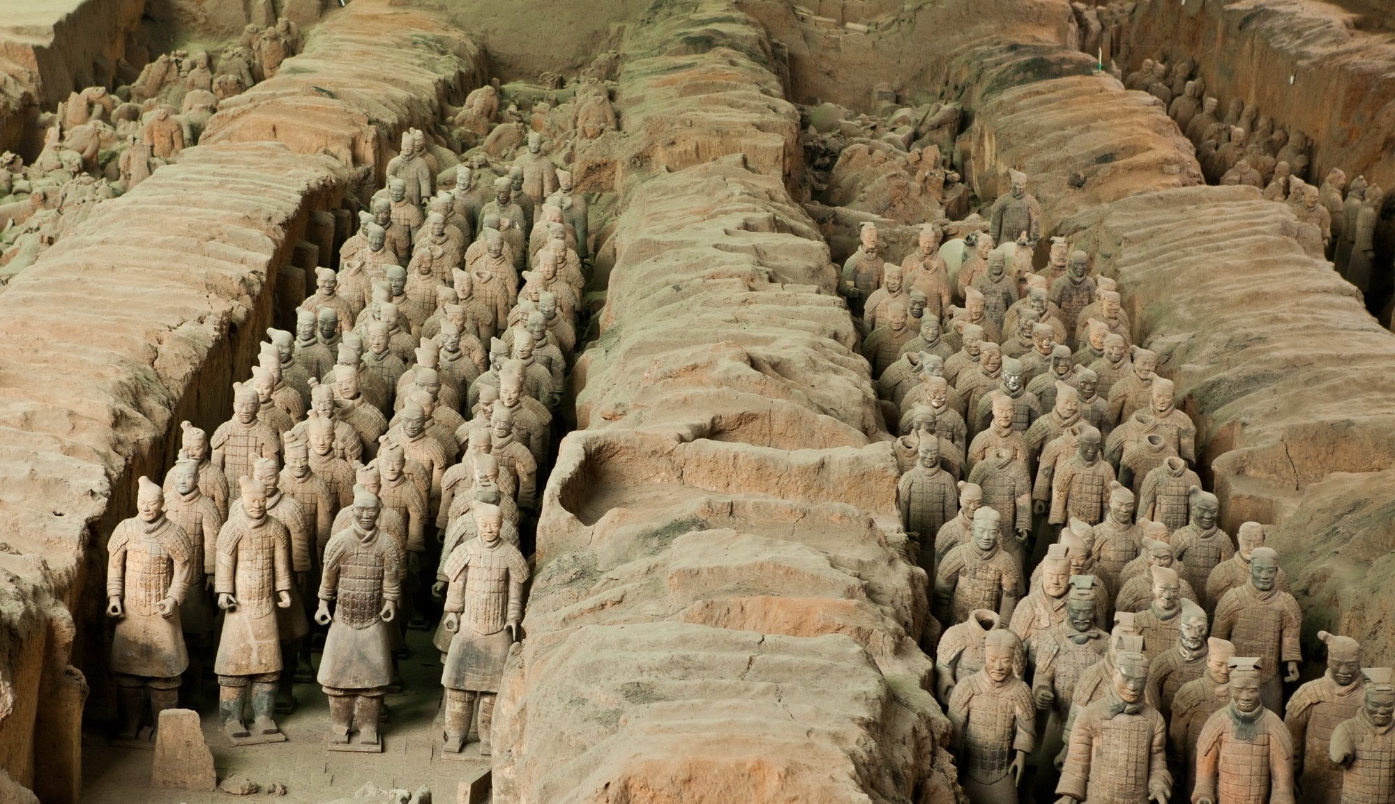 Китай находки. Терракотовая армия Цинь Шихуанди. Терракотовая армия Китай археология. Могила Цинь Шихуанди. Раскопки терракотовой армии в Китае.