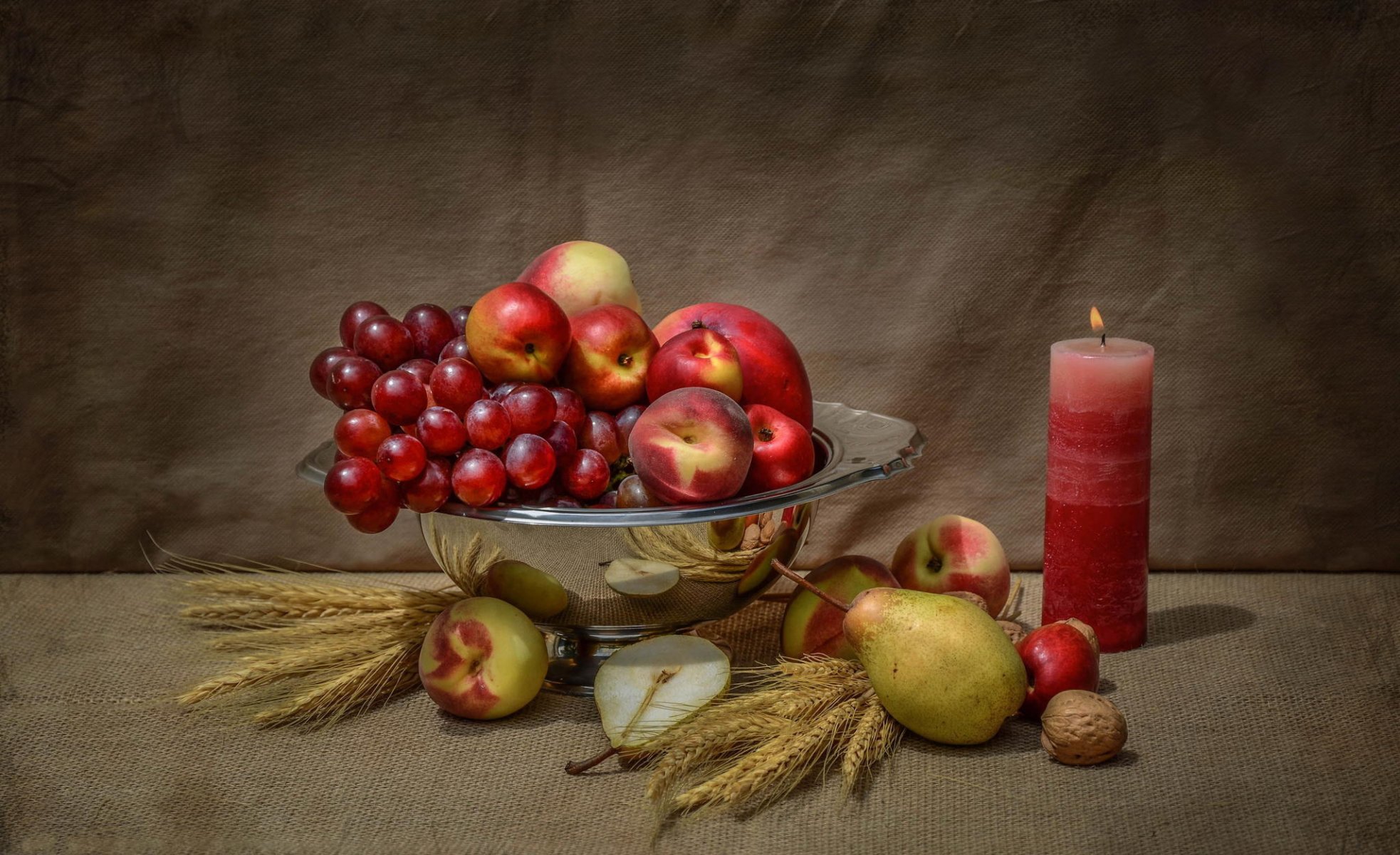 natura morta mele uva frutta pere noci candela