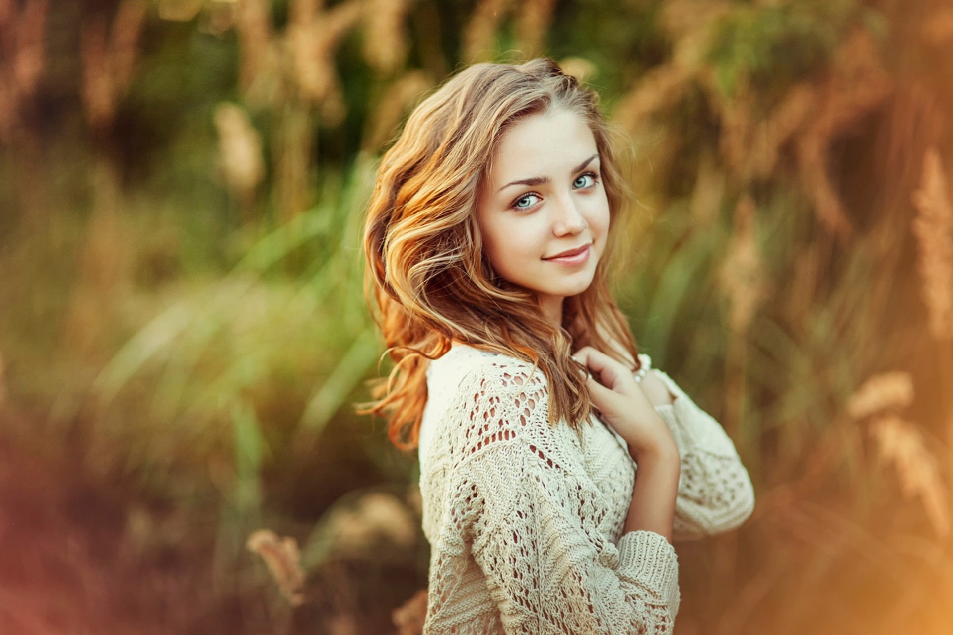 chica adolescente dulce sonrisa bokeh