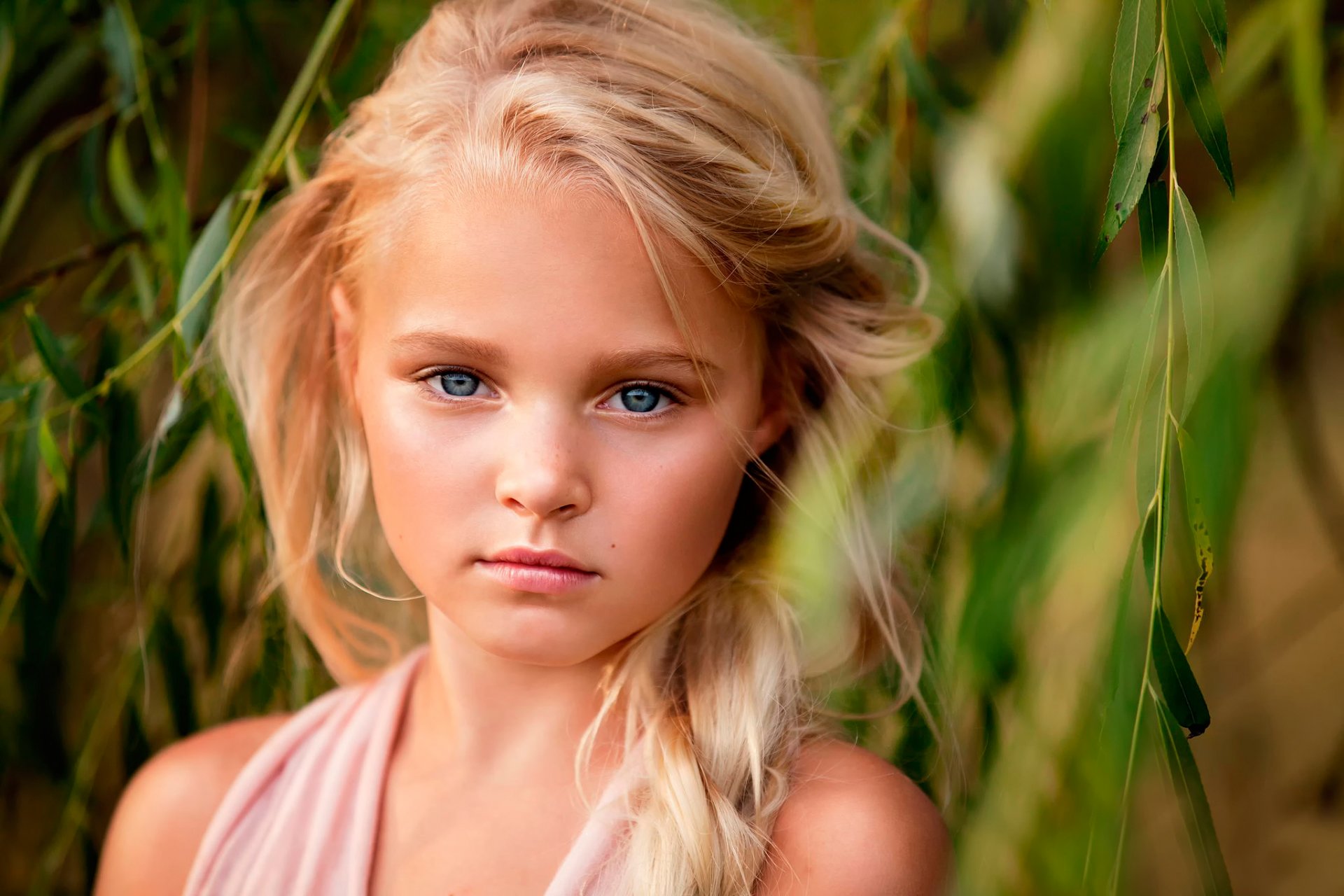 girl portrait bokeh view