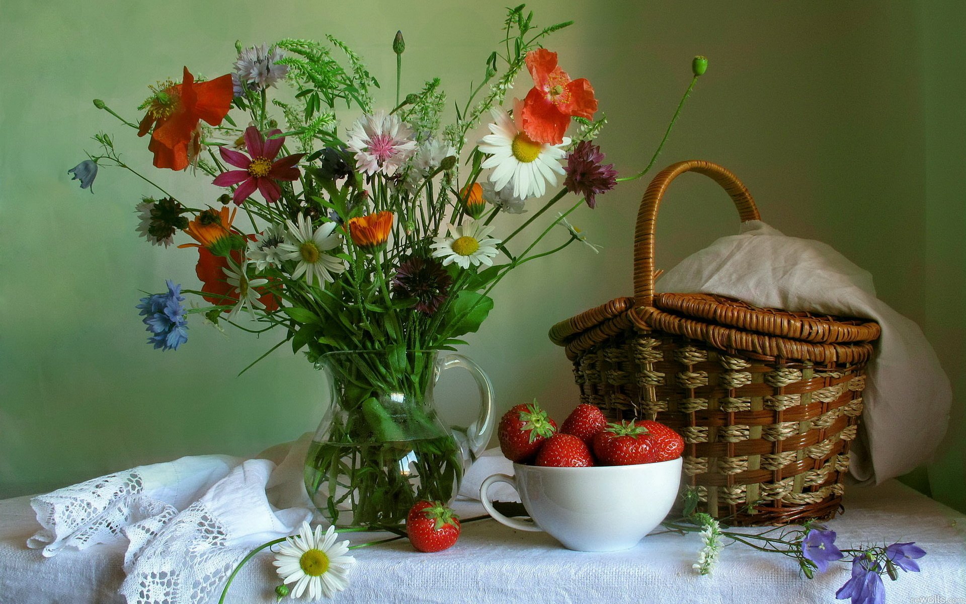 natura morta brocca bouquet fiori margherita papavero fragola cestino