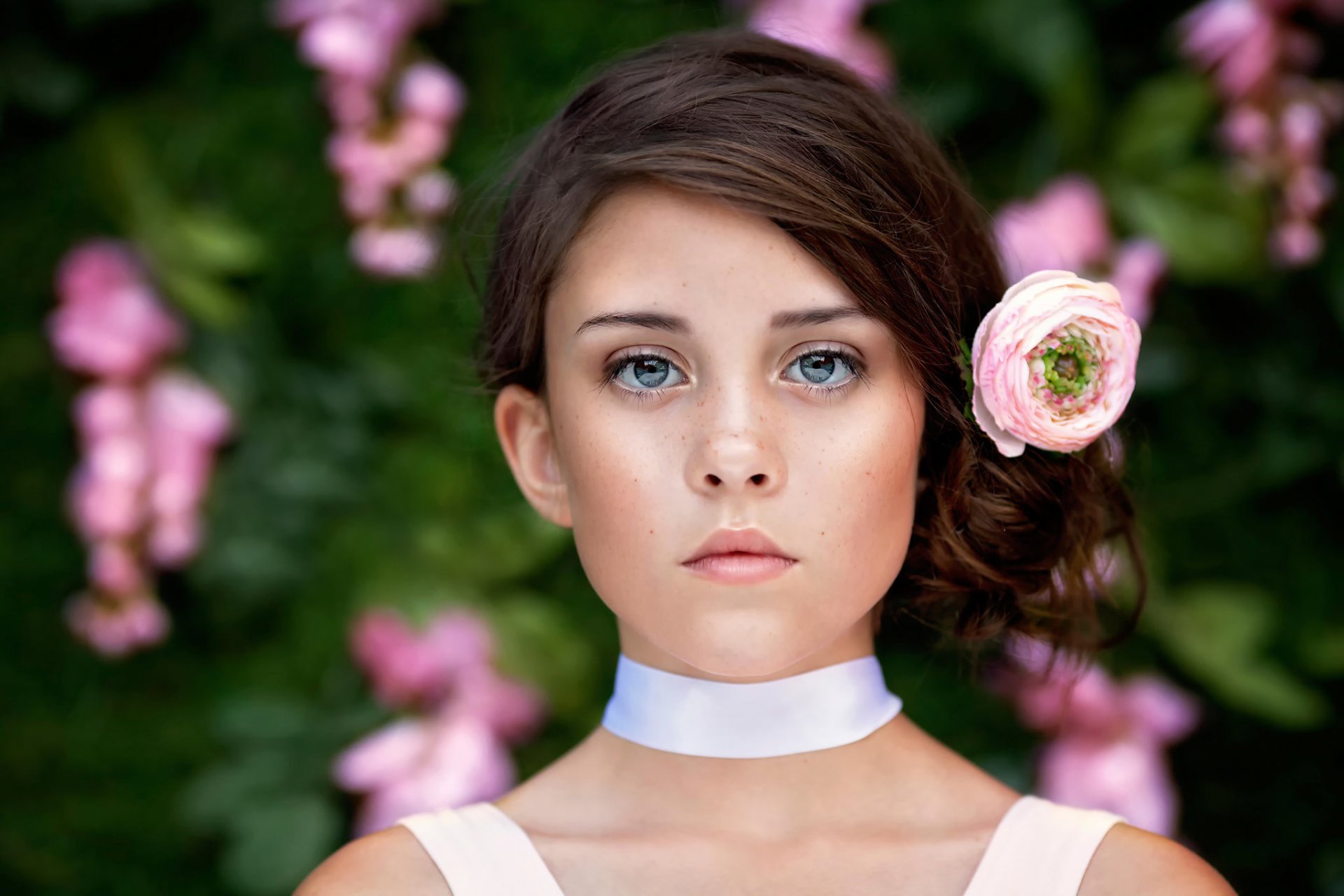 porträt mädchen blick haare blume sommersprossen