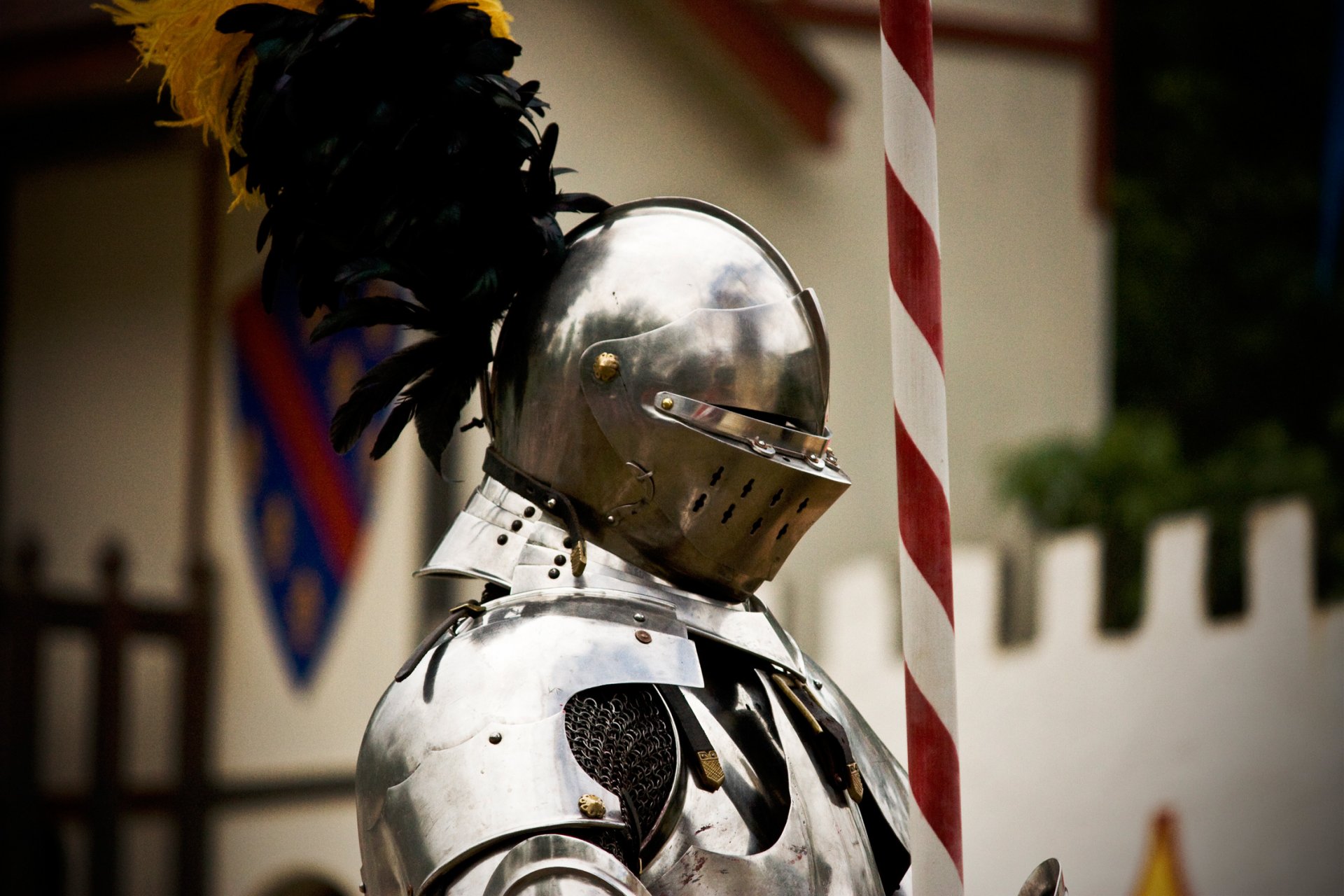 ritter krieger rüstung metall helm federn