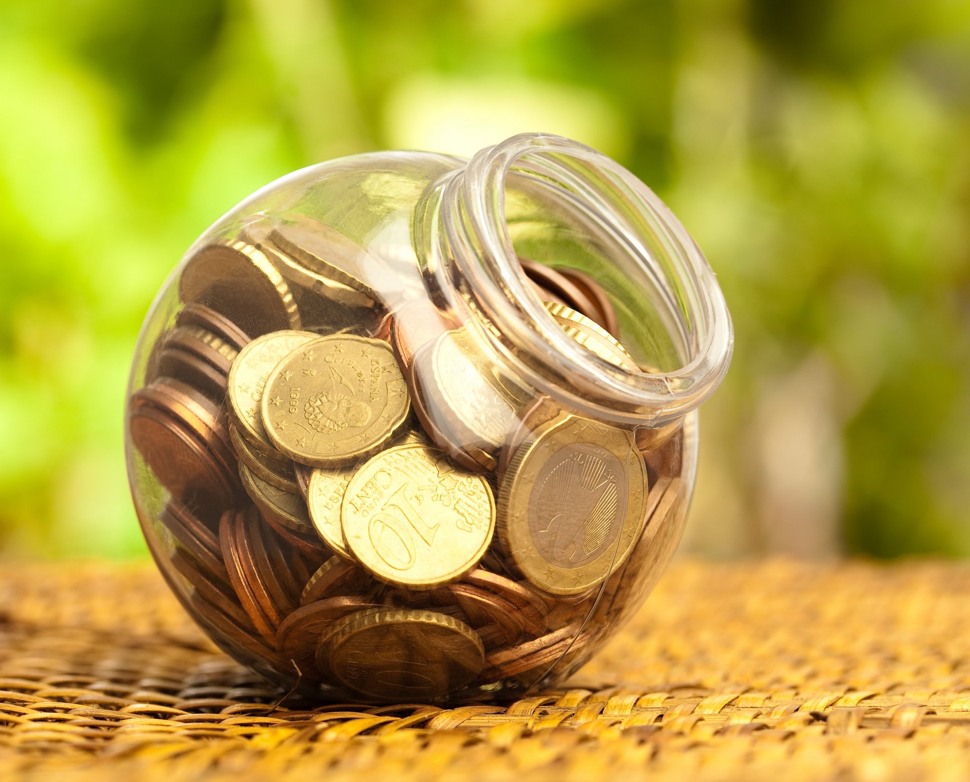 banca di plastica di plastica banca di moneta piggy bank money blur bokeh macro