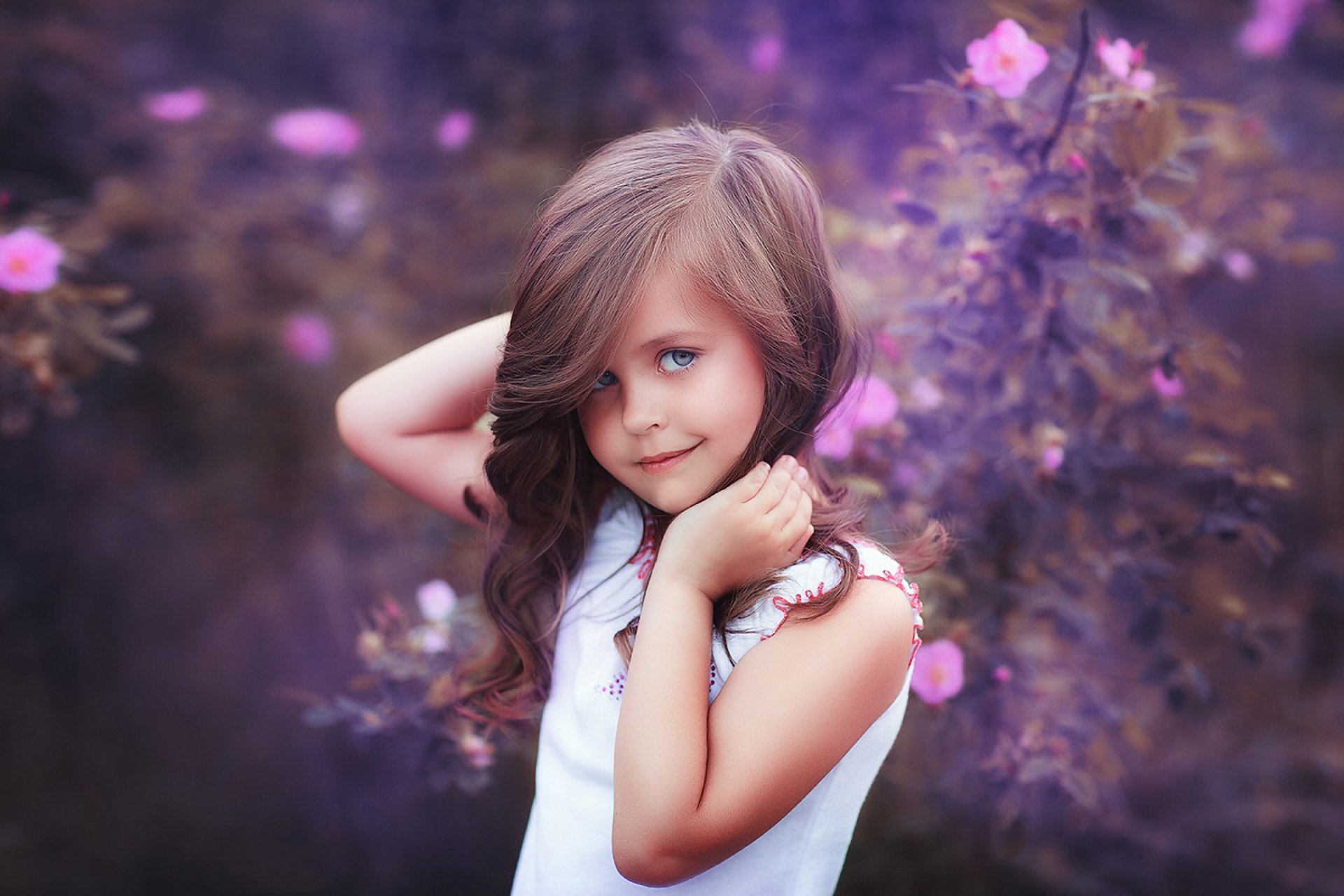 ragazza bambini fiori posa sguardo bellezza