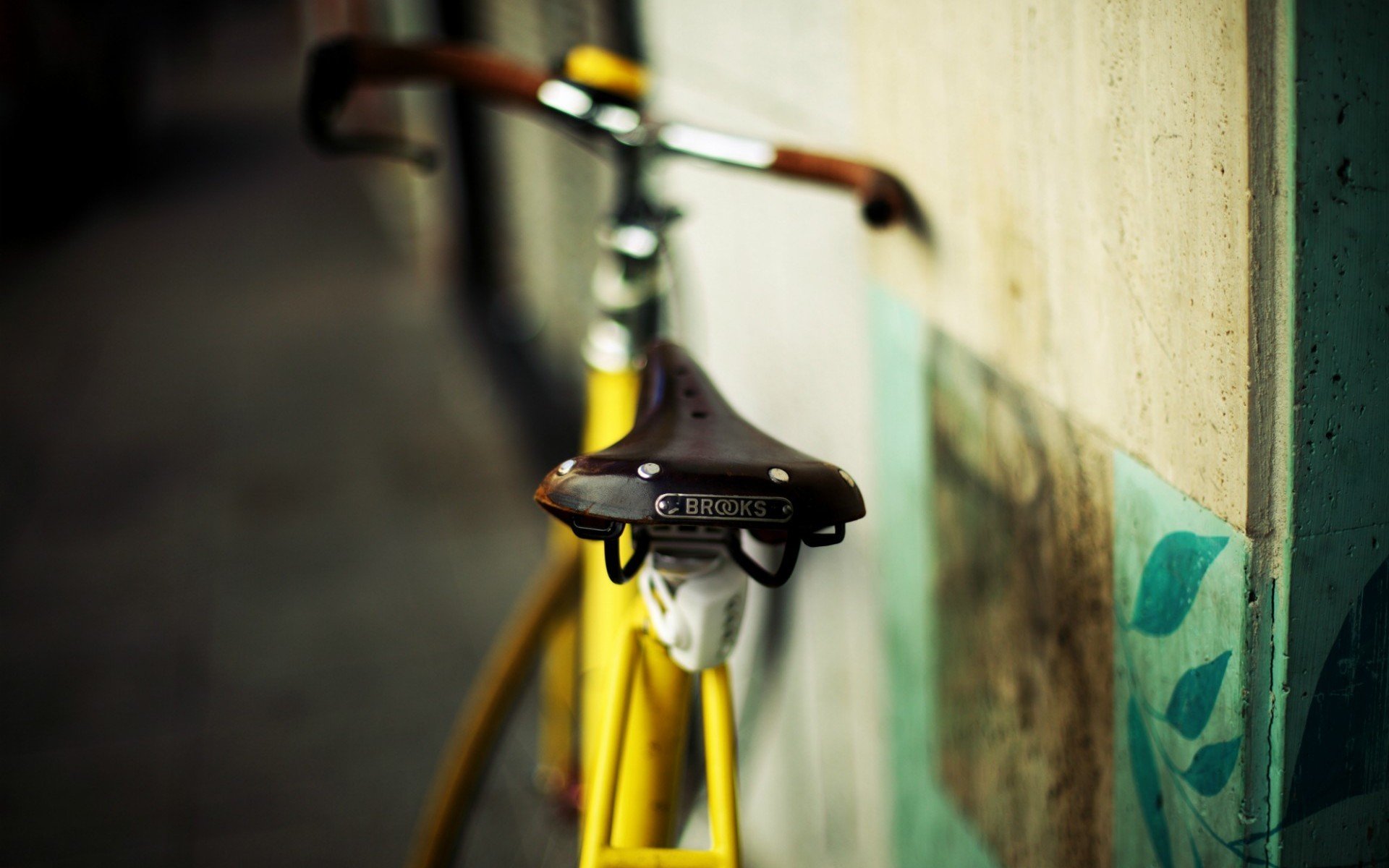 varie bicicletta sedile giallo sfocatura tempo libero sport macro sfondo parete città carta da parati widescreen schermo intero widescreen widescreen