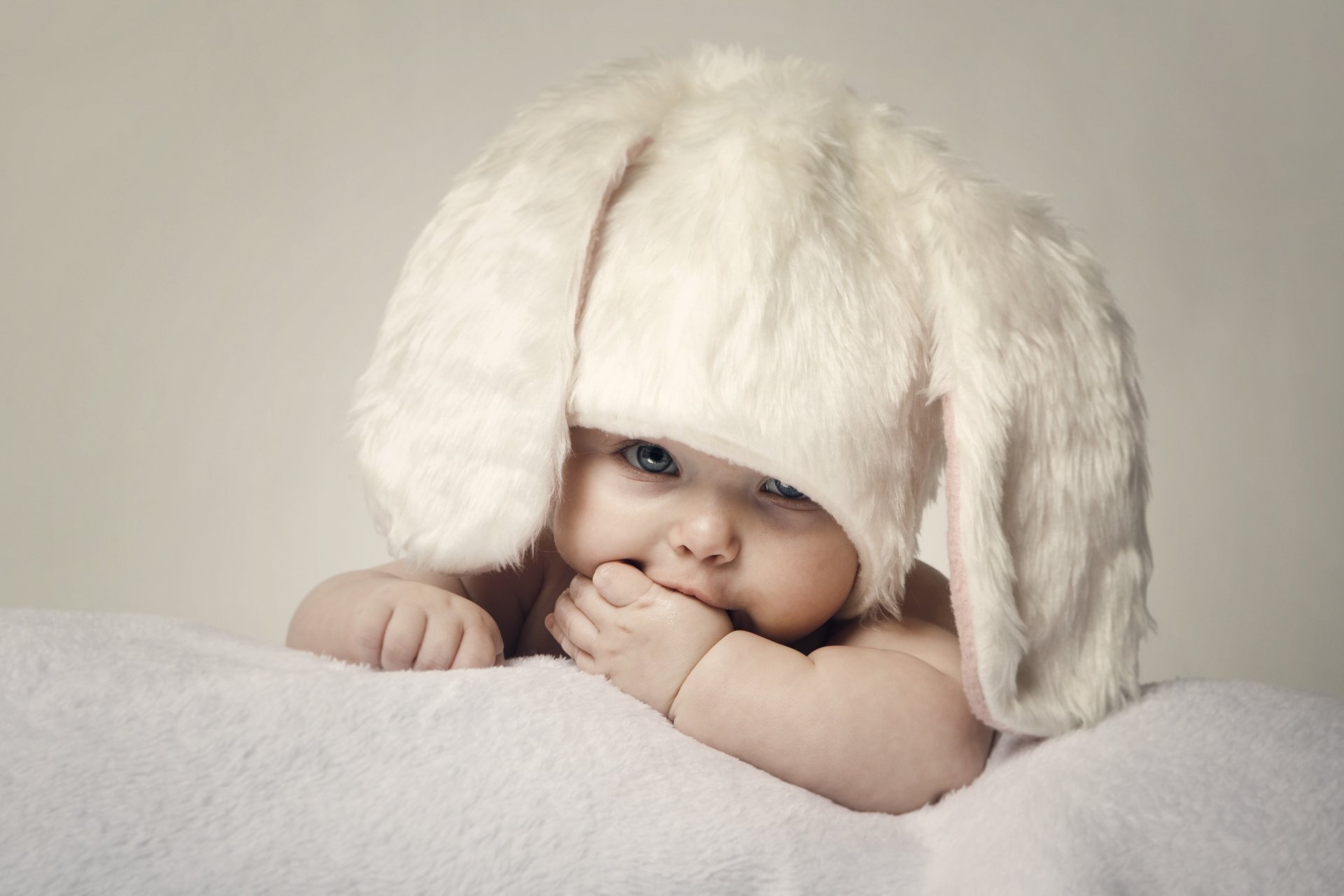 glückliches baby baby große schöne blaue augen hut ostern baby kaninchen kleinkind kinder liebenswert hüte kaninchen niedlich