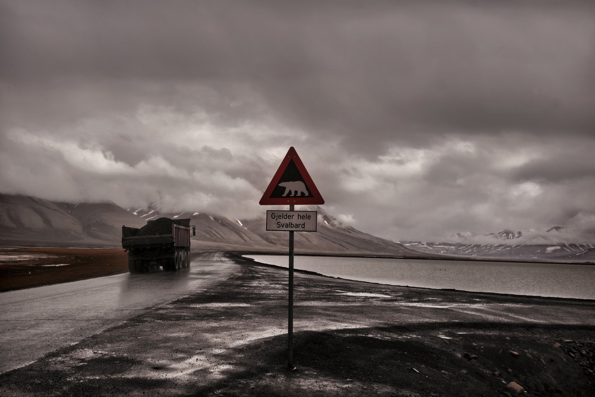 camion route montagne signe