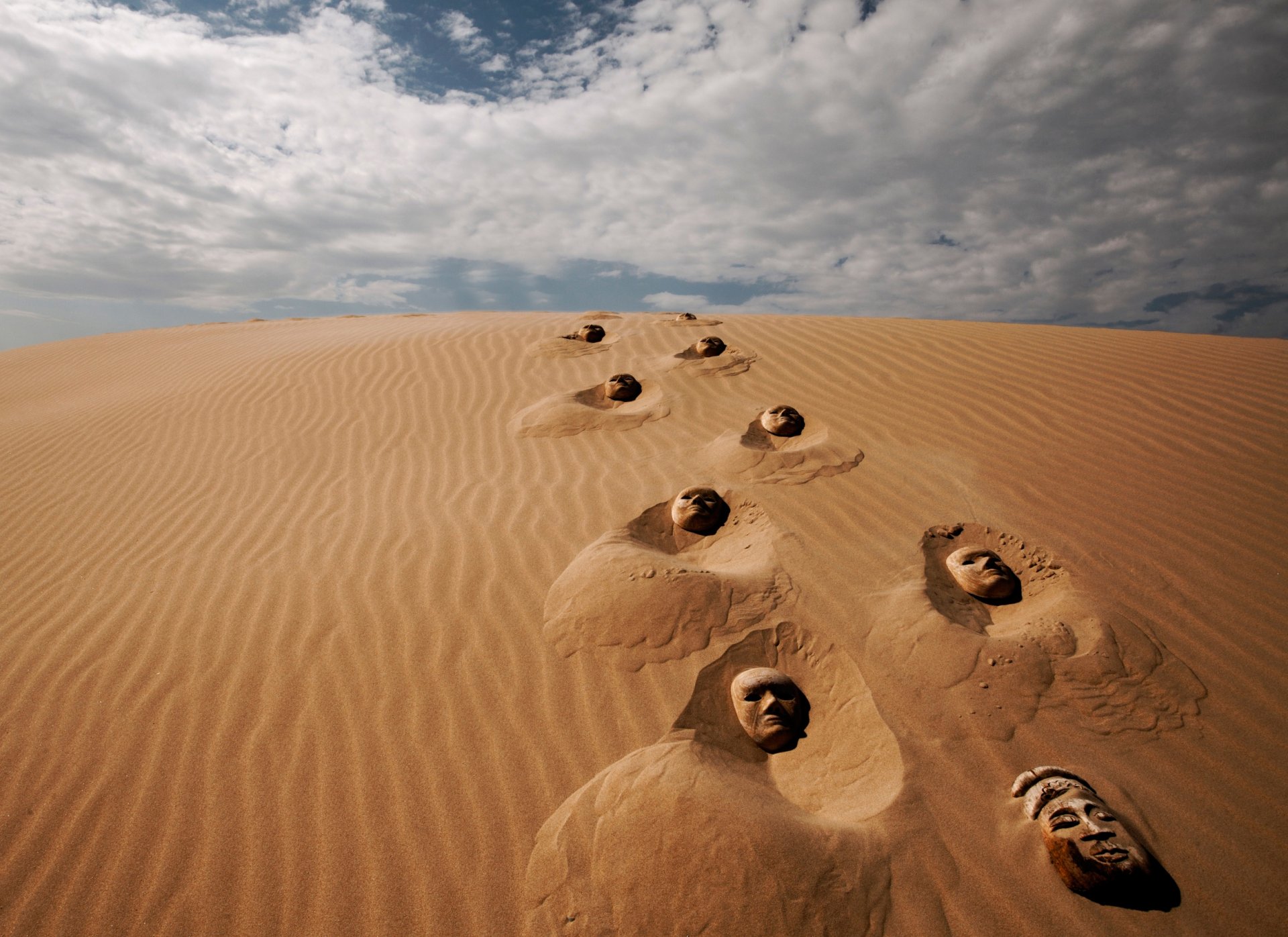 deserto impronte maschere sabbia fantasia