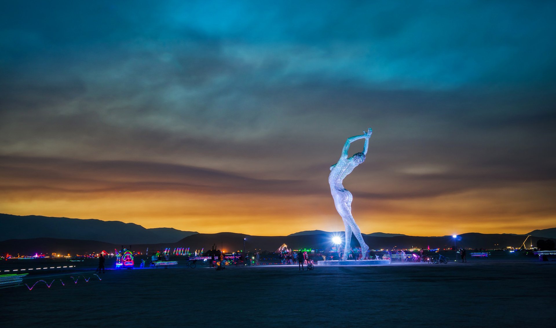 burning man - nevada usa arte arte persone montagne tramonto signora che balla