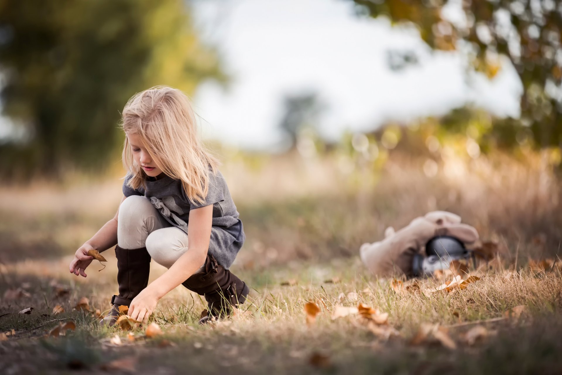 mädchen herbst blätter