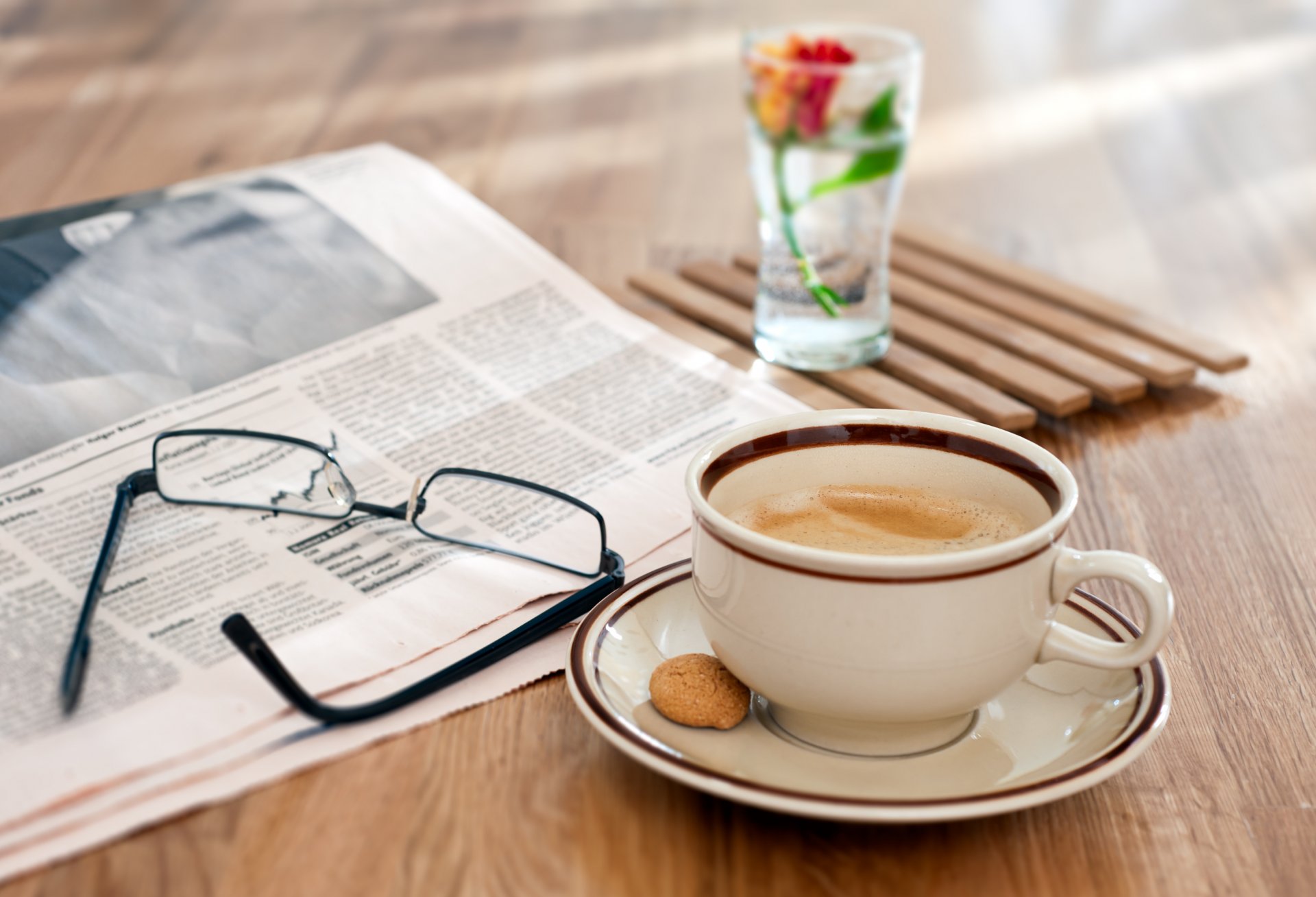 tisch brille zeitung kaffee schaum blume glas