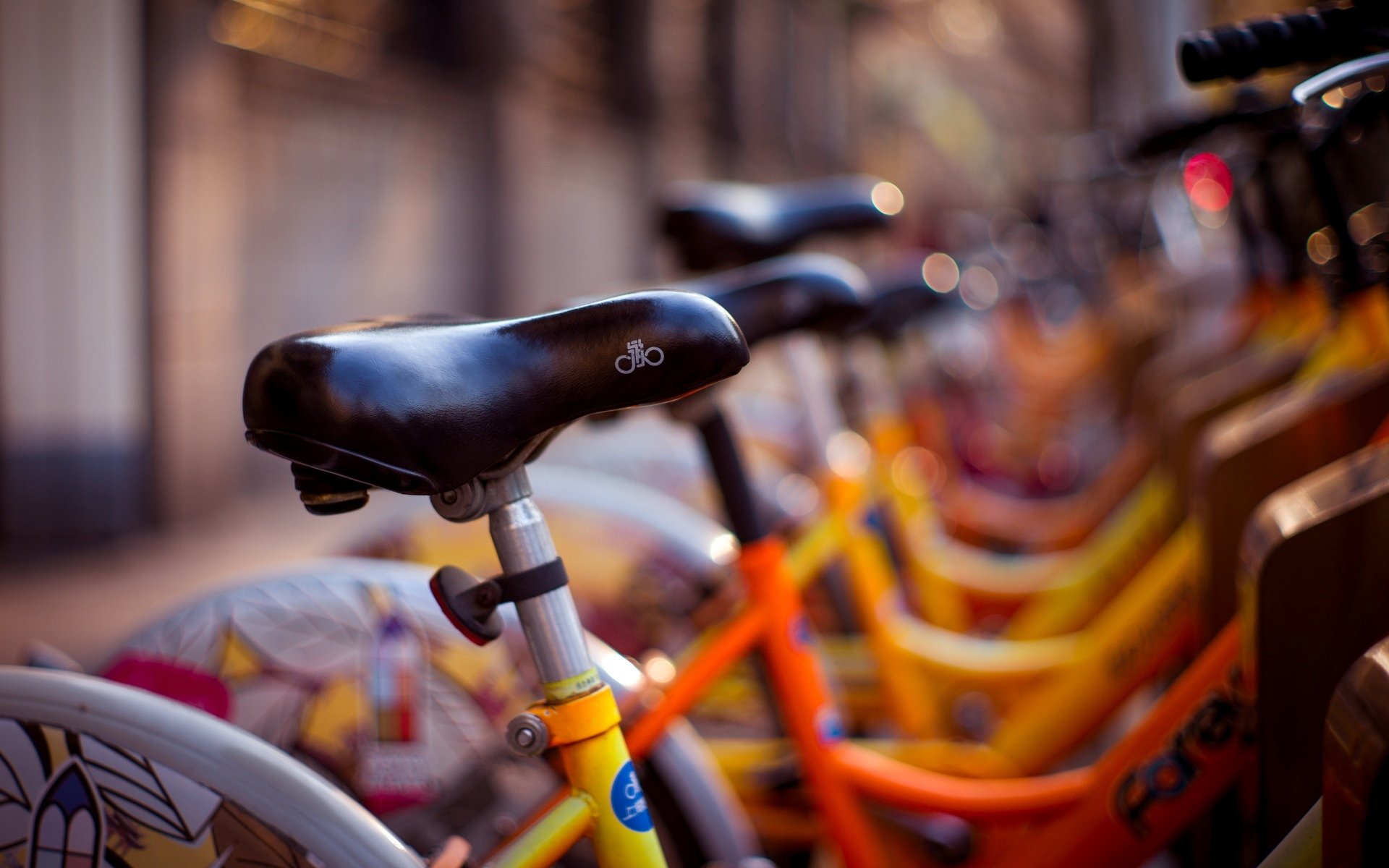 sonstiges fahrrad fahrräder sitz gelb unschärfe hintergrund straße bokeh tapete widescreen vollbild widescreen widescreen