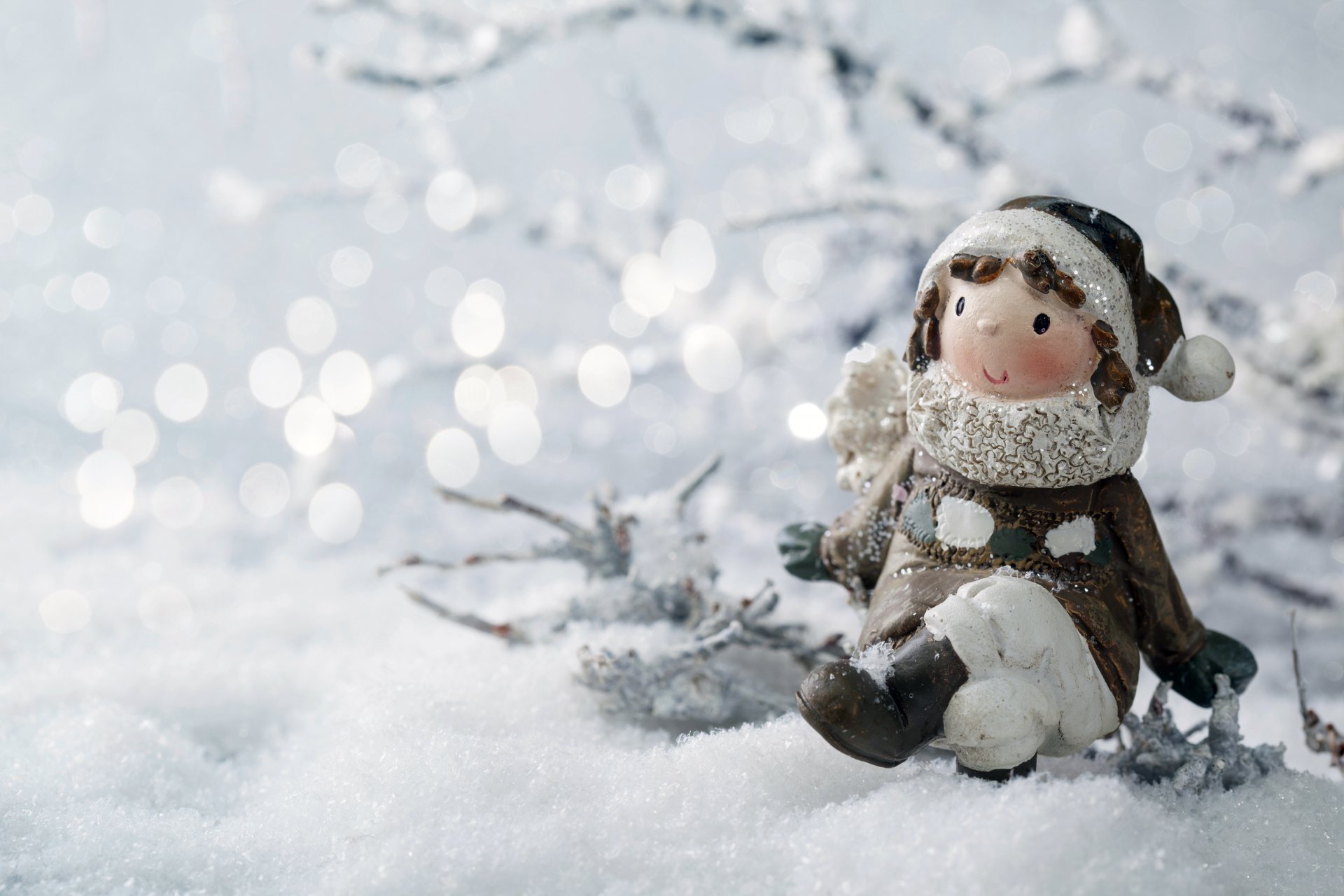 giocattolo ragazza statuetta neve inverno ramoscelli bokeh