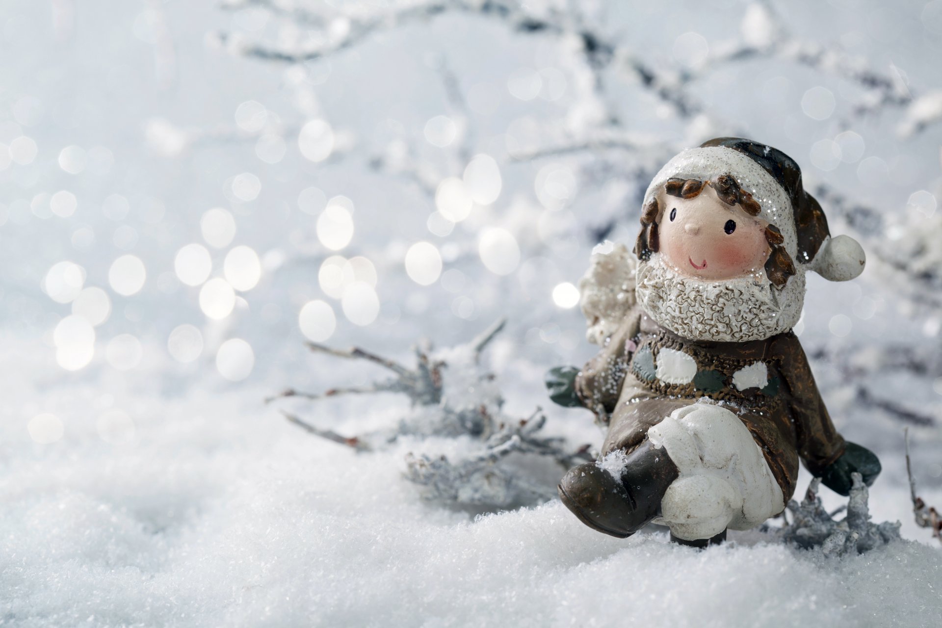 jouet fille statuette neige hiver brindilles bokeh