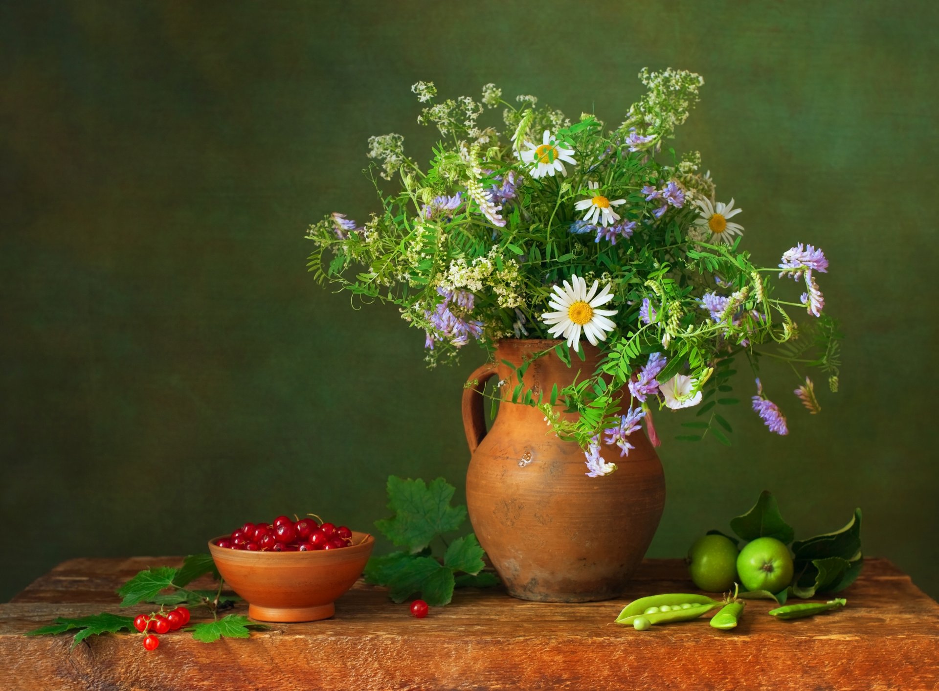 natura morta tavolo brocca bacche piselli mele fiori bouquet