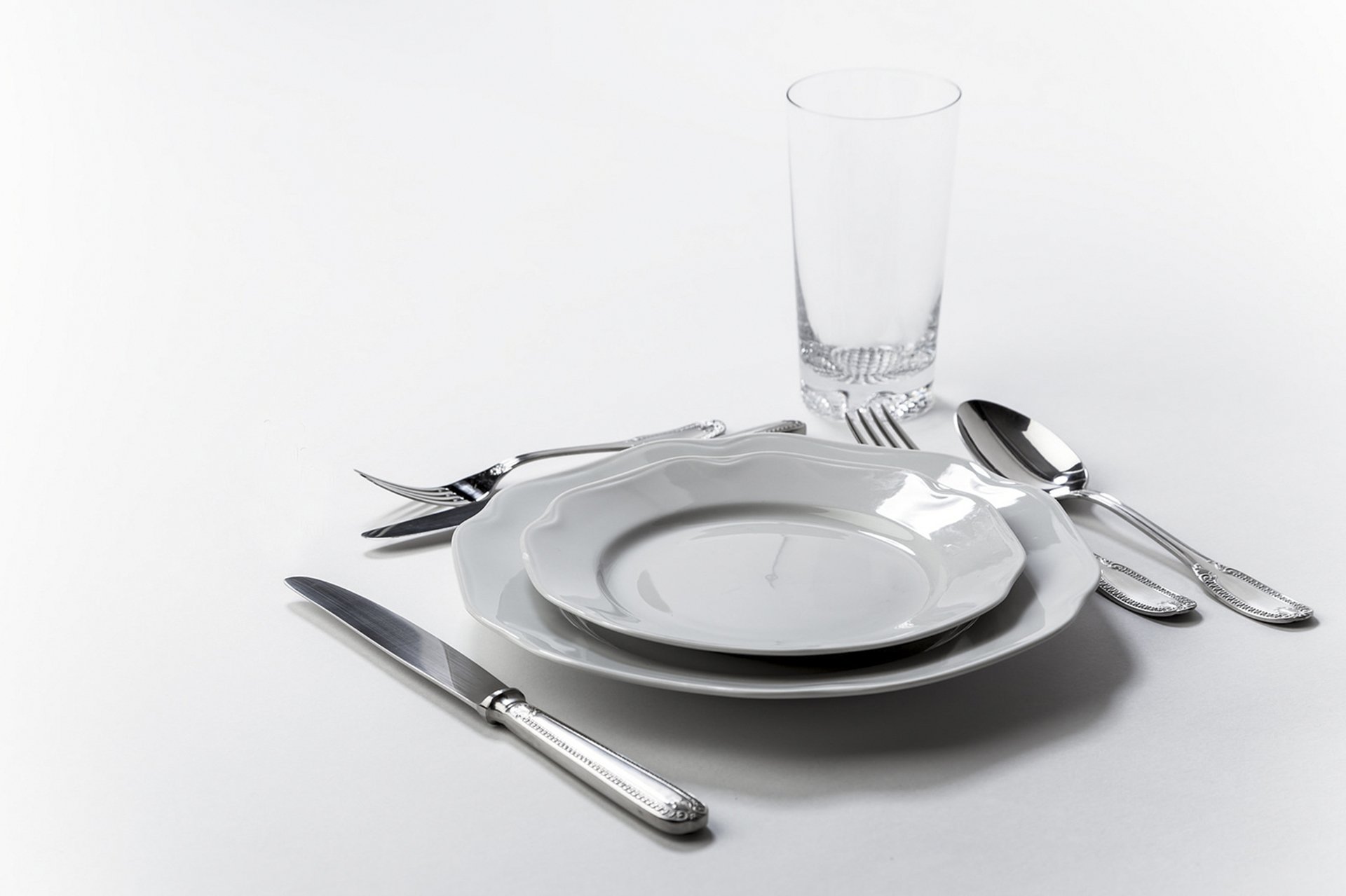 servir couteau cuillère fourchette assiettes verre