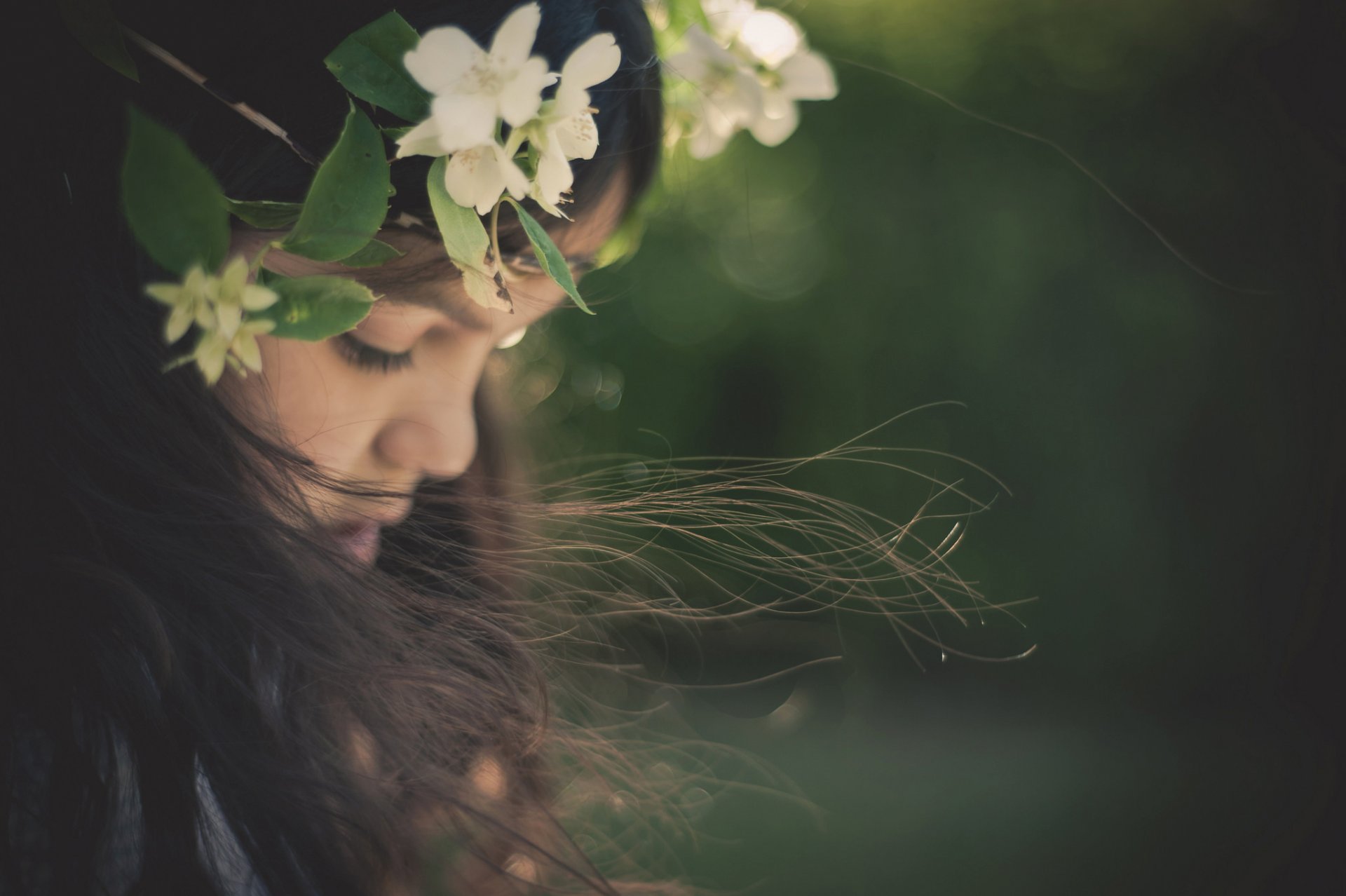 ragazza ritratto capelli corona