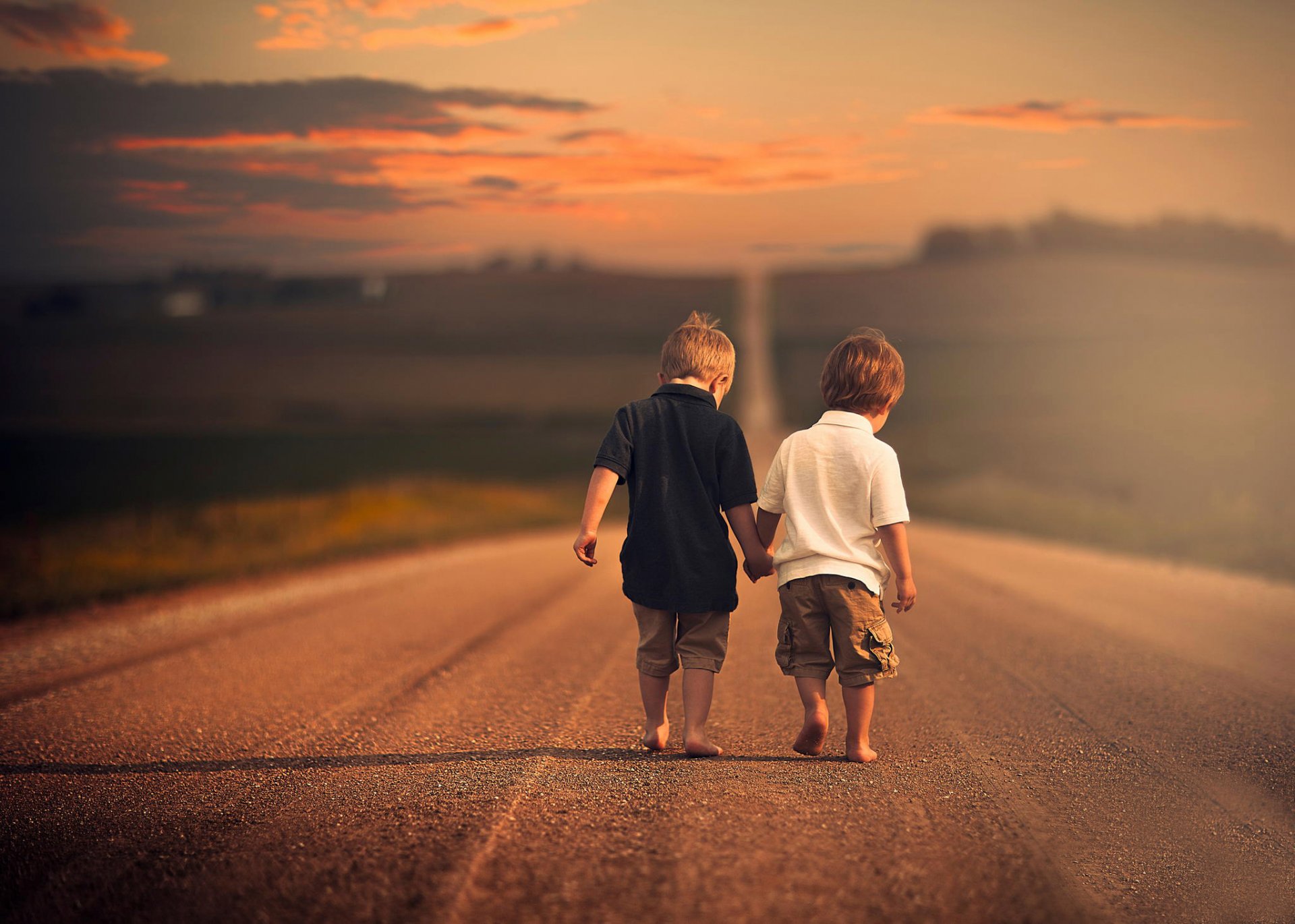 niños niños hermanos camino espacio bokeh