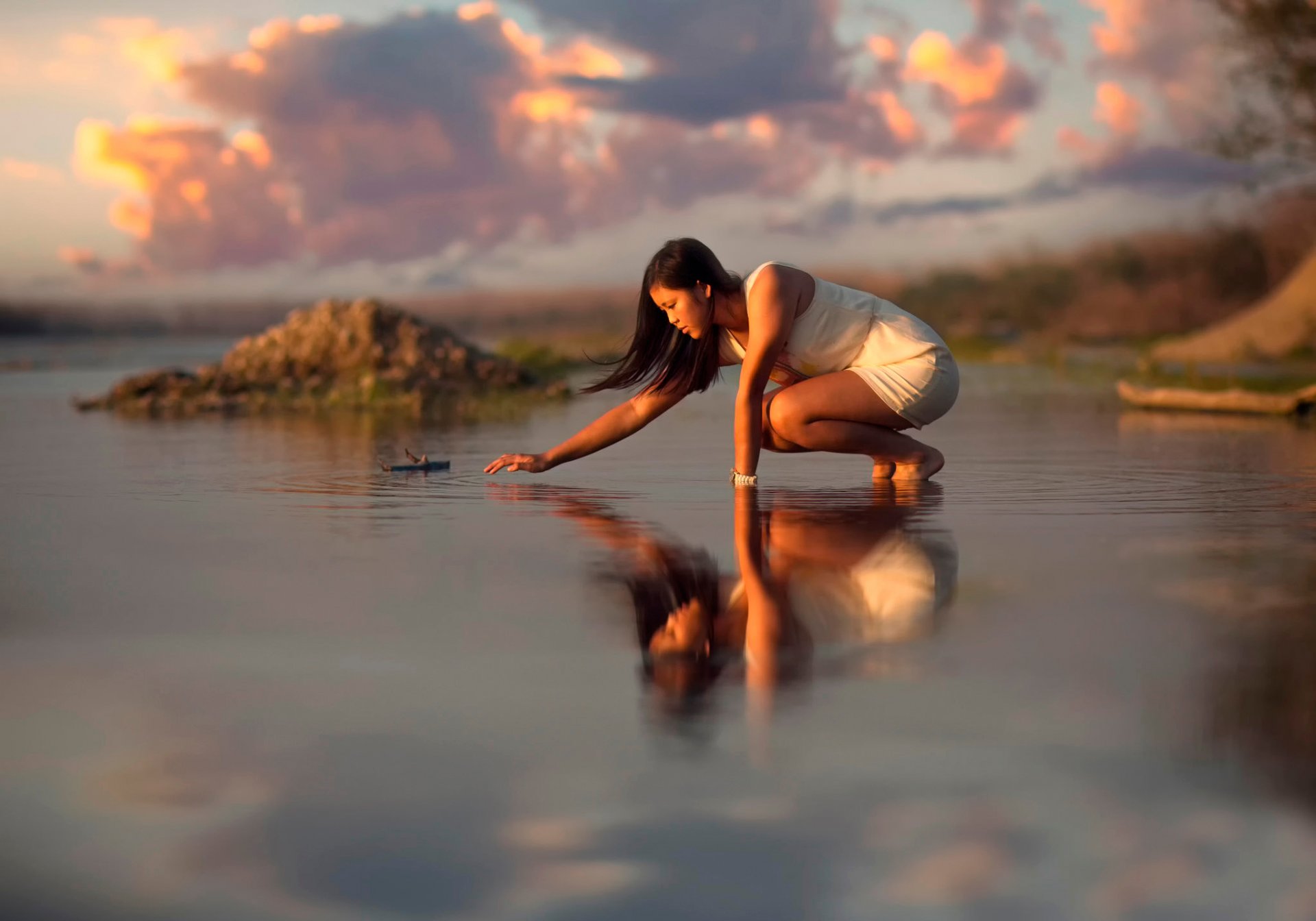 wasser mädchen östliches aussehen reflexion wellen wolken