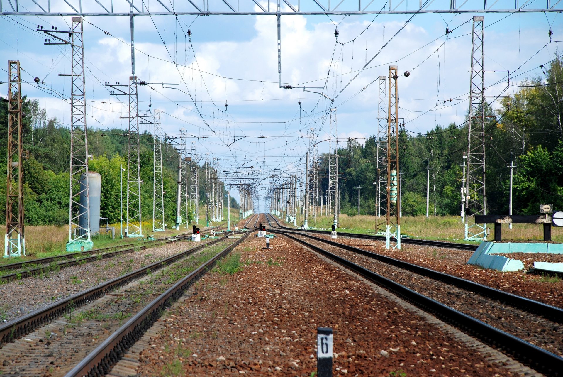 rieles durmientes soportes red de contactos ferrocarril que va a la distancia