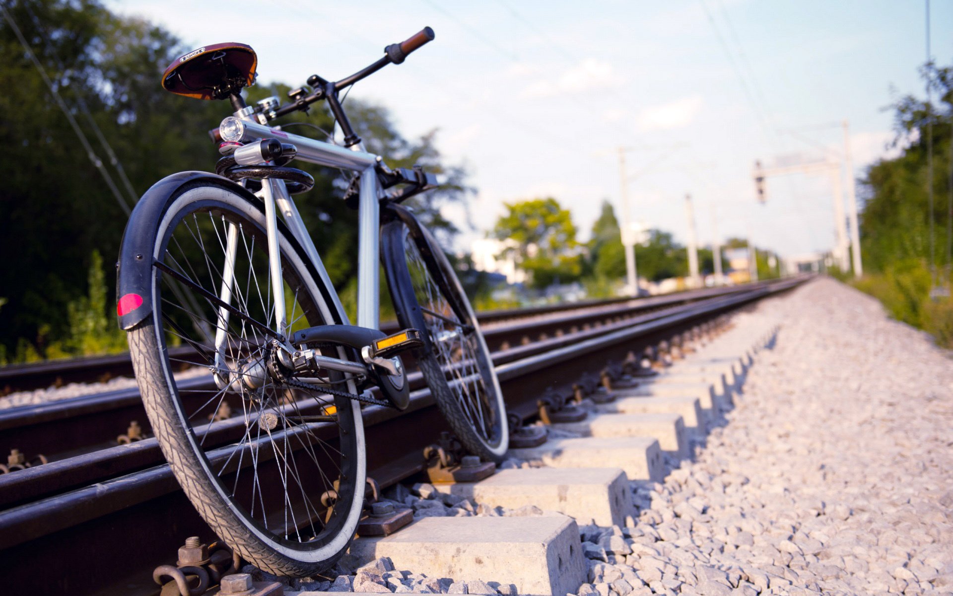 bicicletta ferrovia rotaie traversine percorso