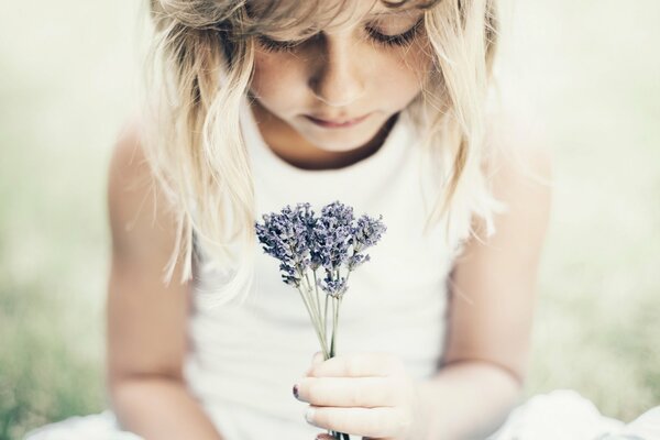 Kleines Mädchen mit einem Blumenstrauß