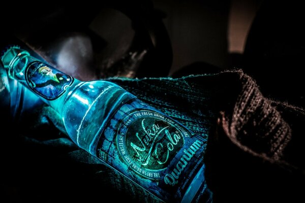 Niebieska butelka kwantowa Nuclear Cola błyszczy Tapeta