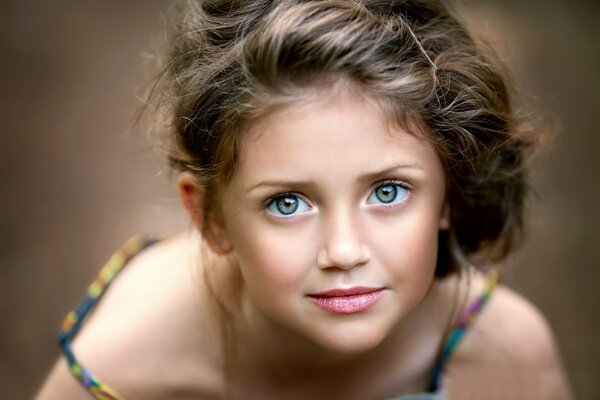 Fille aux cheveux noirs avec de grands yeux