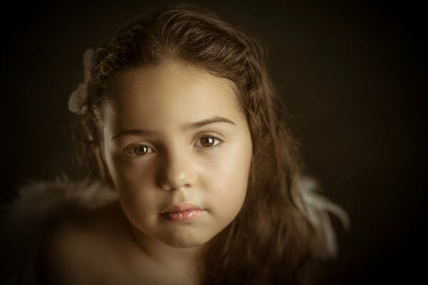 Portrait d une fille aux yeux bruns avec des cheveux longs