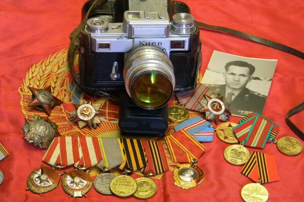 Una macchina fotografica sulle medaglie e una vecchia foto