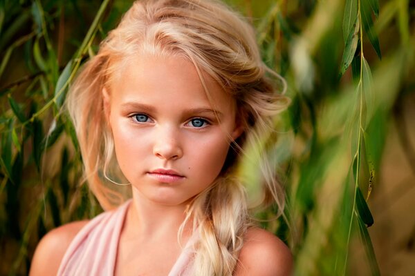 Retrato de una niña con wlos claros