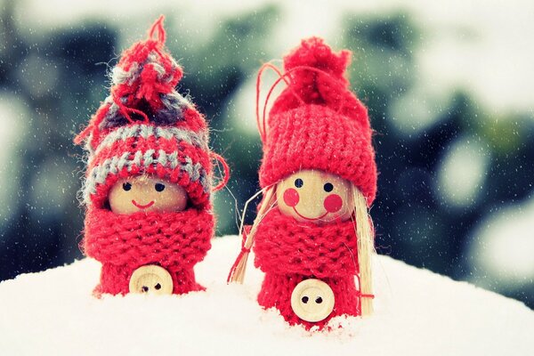 Dos juguetes rojos en la nieve. Macrofotografía