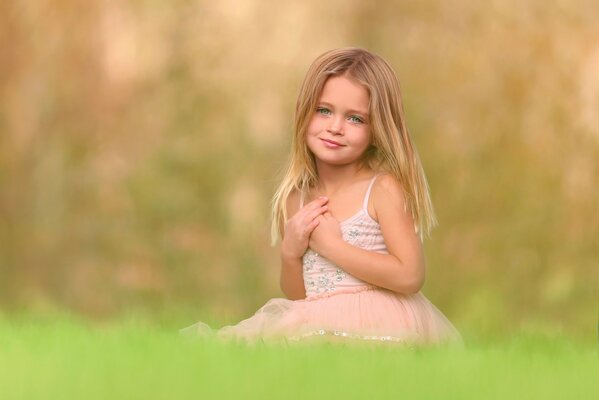 Kleines Mädchen beim Sommer-Fotoshooting