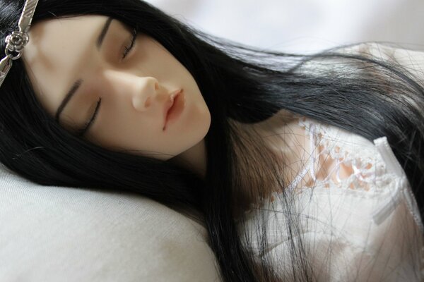 Реалистичная девушка кукла спящая в пастели