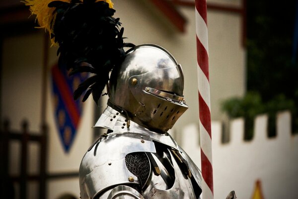 Caballero con armadura de metal con casco cerrado
