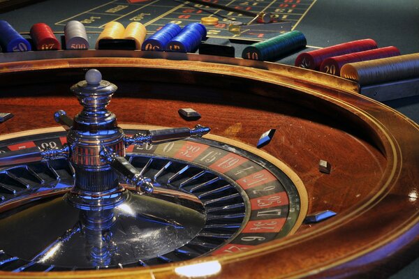 Vista de la ruleta en el casino junto con las fichas