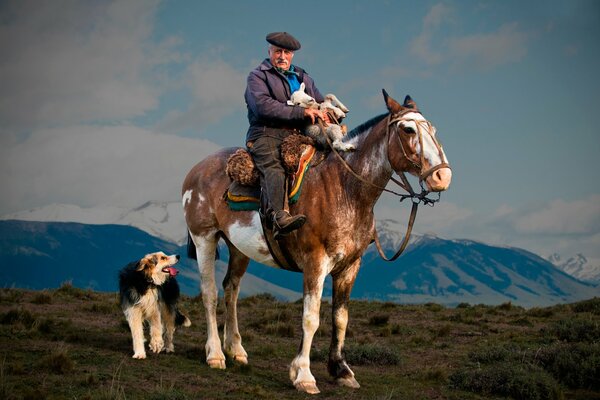 Ein Hirte auf einem Pferd mit einem Lamm auf seinen Händen