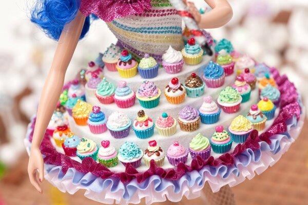 Abito da bambola in stile vassoio su cui giacciono i cupcakes