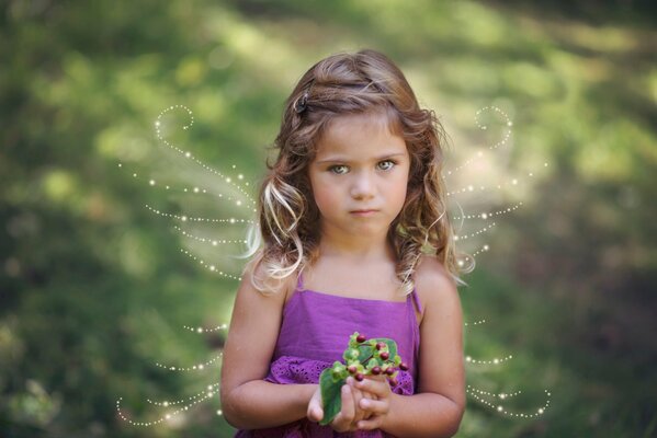 Fille en robe lilas avec des ailes