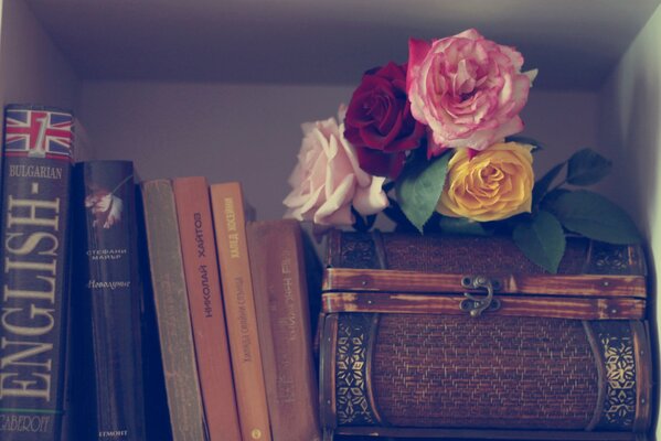 Ästhetisches Foto mit Büchern und Blumen