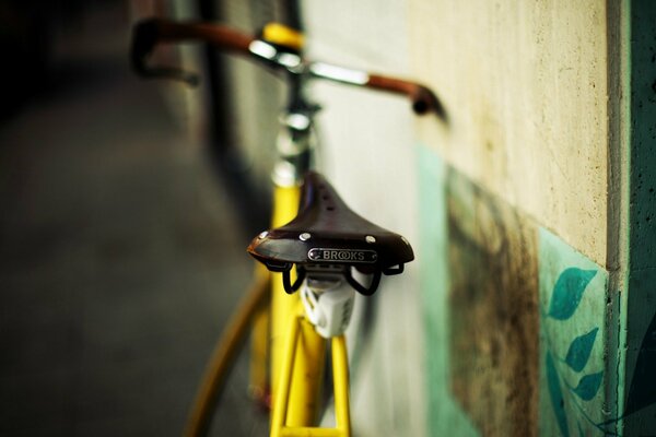 Vélo jaune appuyé contre le mur