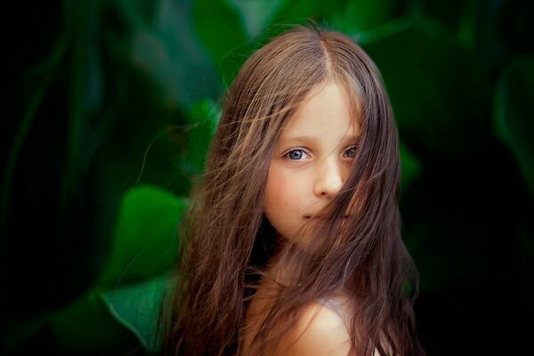 Fille aux cheveux longs sur fond vert