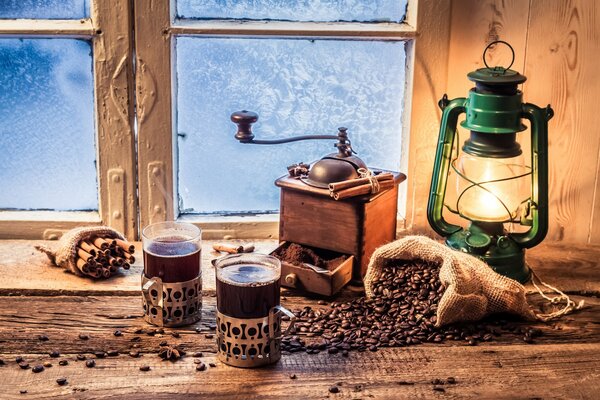 Café caliente con canela en vasos sobre un fondo de patrones de escarcha