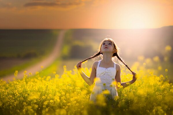 Fille avec des nattes sur fond de soleil et fond d écran de la route