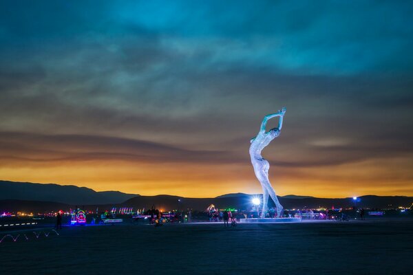 Oggetto d arte della donna danzante al tramonto