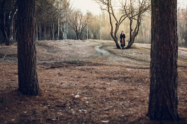 Chica solitaria en el bosque de otoño