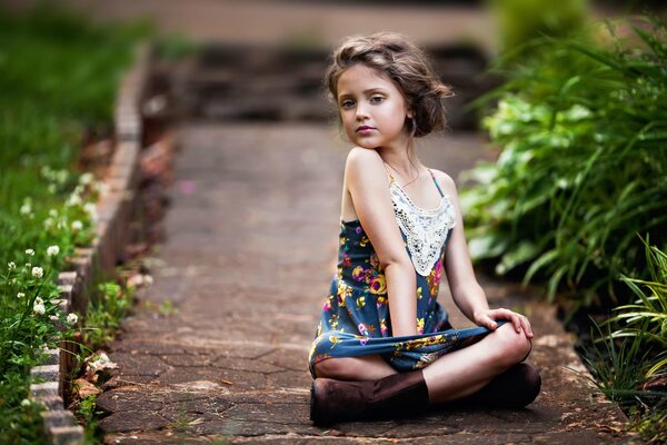 Fondos de pantalla hermosa niña en un vestido