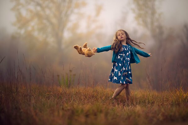 Fille avec jouet ours en peluche tourbillonne